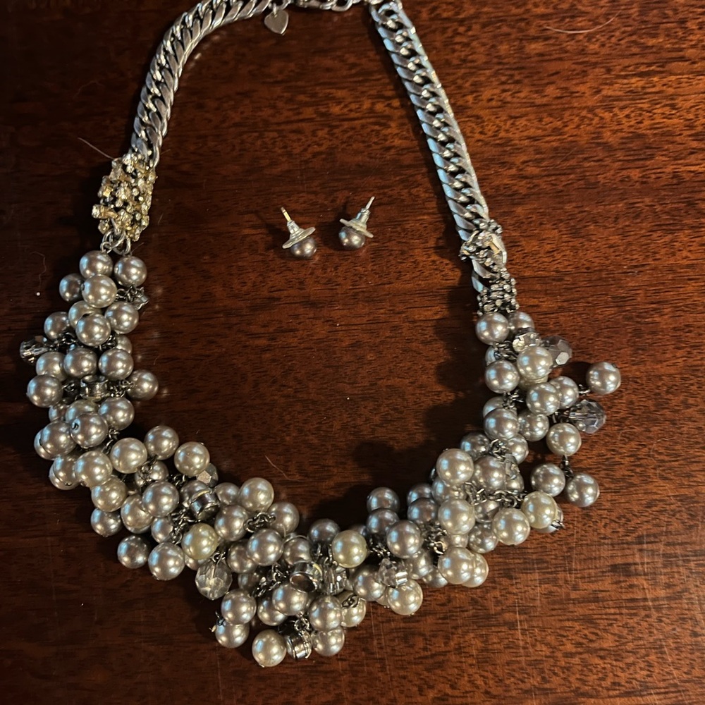 Beautiful Stella and Dot necklace with matching earrings.